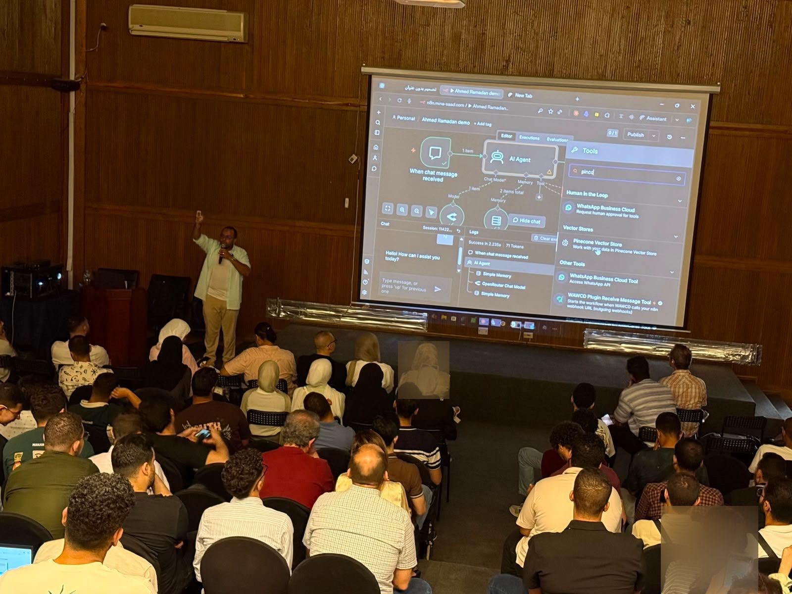 Ahmed Ramadan أثناء تقديم تدريب عملي في AI Automation